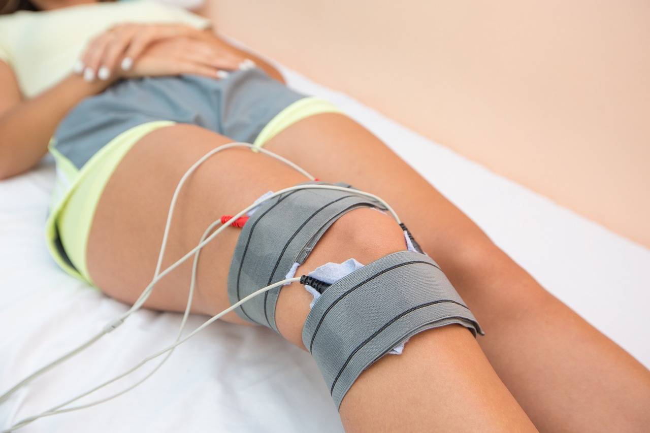 Tratamiento de fisioterapia con electroestimulación para rehabilitación – Clínica en Granada